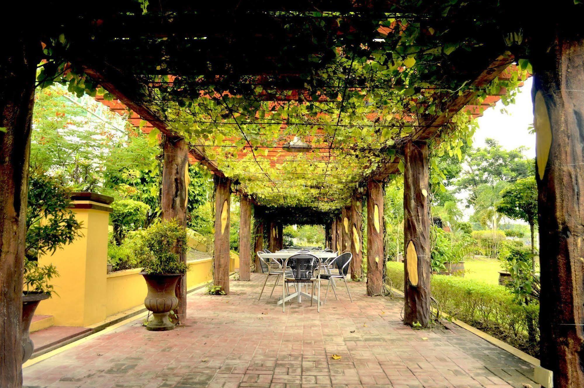 Luisita Central Park Hotel Tarlac City Exterior photo